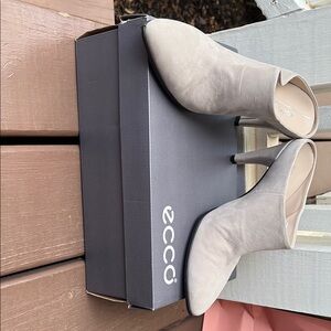Ecco Dove Gray pointy toe leather mules  in mint new condition.